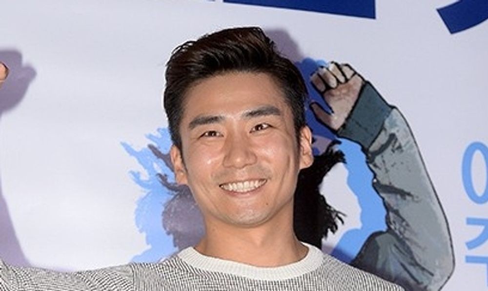 노란 수영복에 섹시한 몸매 어필하는 존예 처자