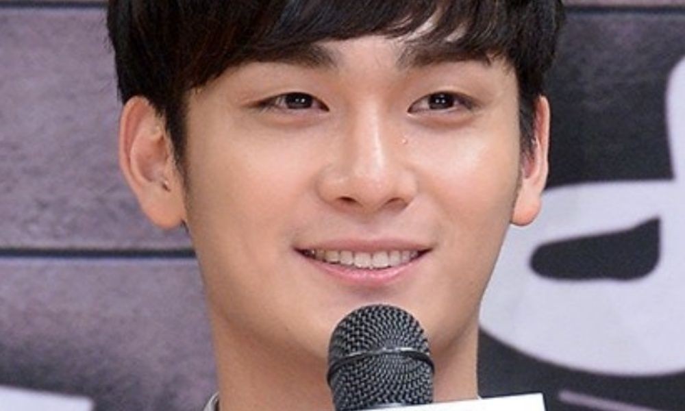 노란 수영복에 섹시한 몸매 어필하는 존예 처자