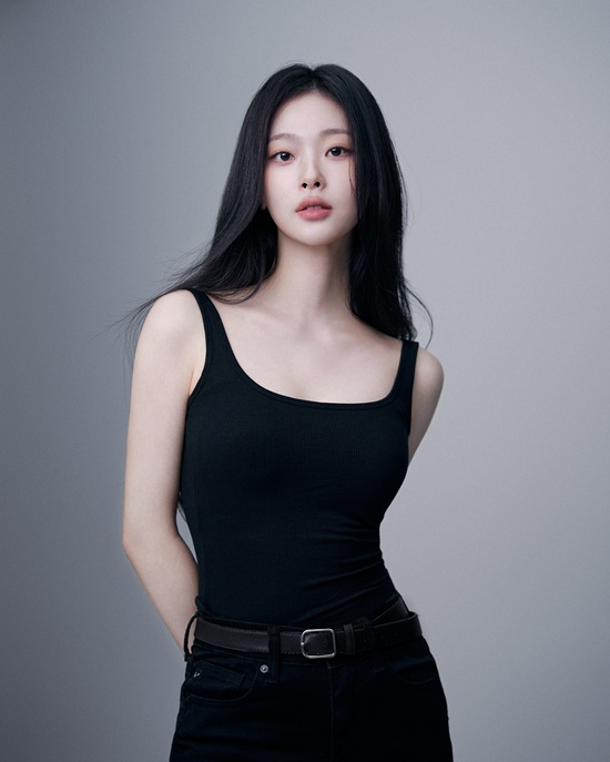 노란 수영복에 섹시한 몸매 어필하는 존예 처자