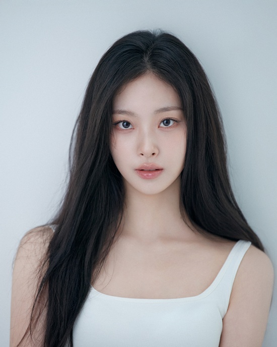 노란 수영복에 섹시한 몸매 어필하는 존예 처자