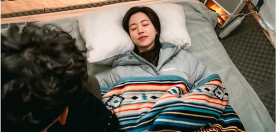 노란 수영복에 섹시한 몸매 어필하는 존예 처자