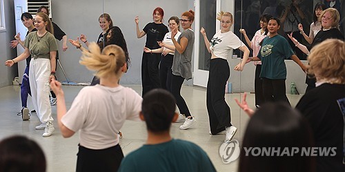 노란 수영복에 섹시한 몸매 어필하는 존예 처자