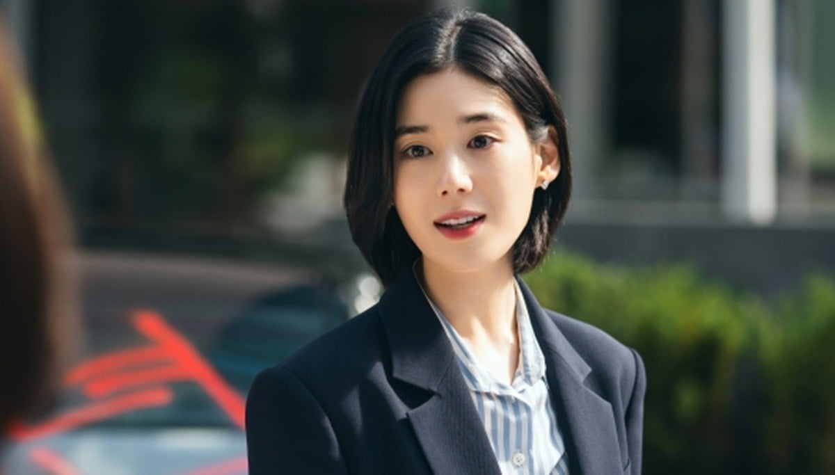 노란 수영복에 섹시한 몸매 어필하는 존예 처자