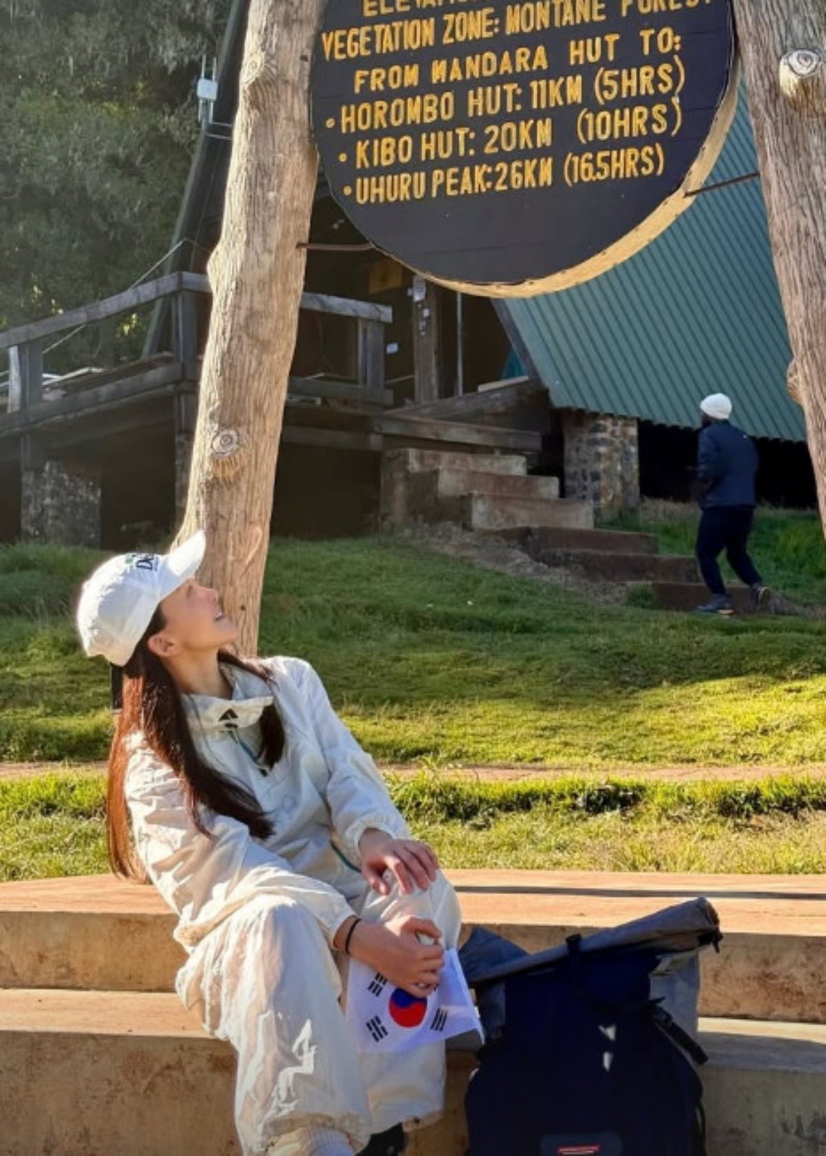 노란 수영복에 섹시한 몸매 어필하는 존예 처자