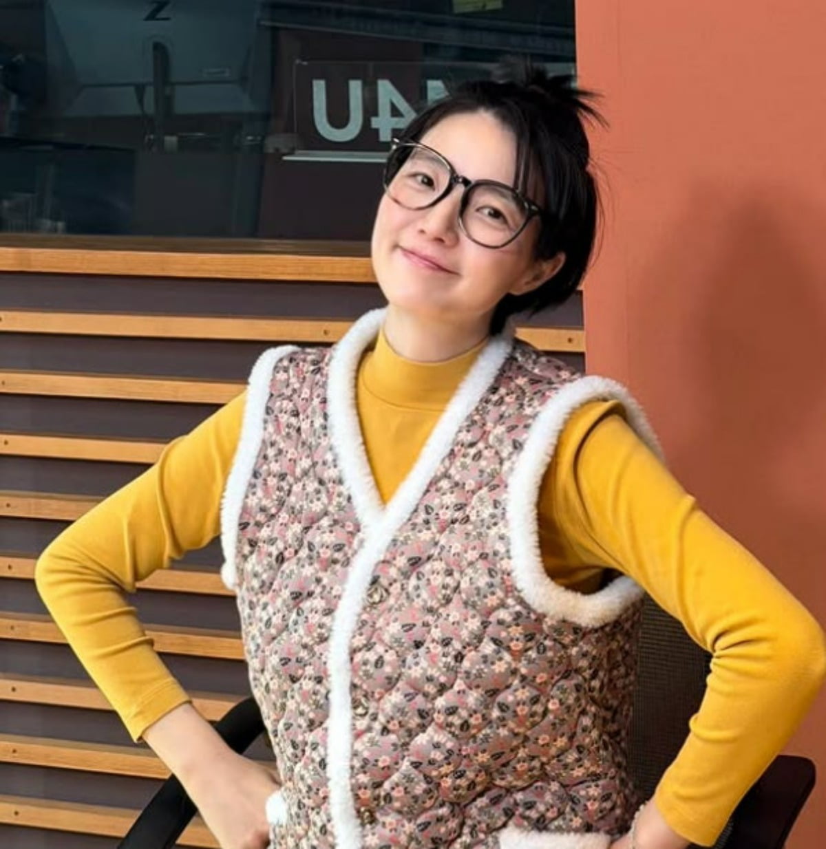 노란 수영복에 섹시한 몸매 어필하는 존예 처자