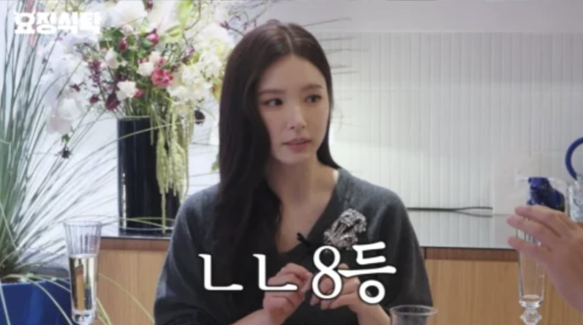 노란 수영복에 섹시한 몸매 어필하는 존예 처자