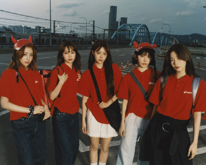 노란 수영복에 섹시한 몸매 어필하는 존예 처자