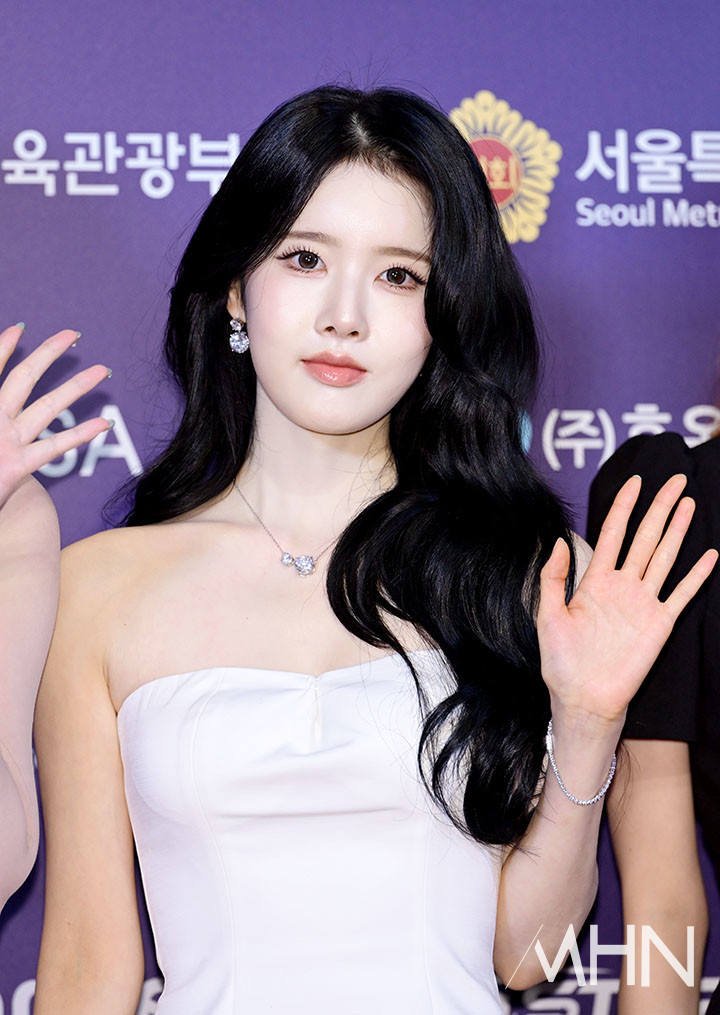 노란 수영복에 섹시한 몸매 어필하는 존예 처자