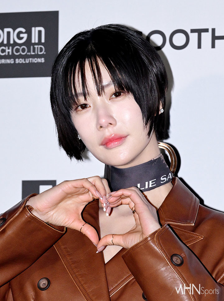 노란 수영복에 섹시한 몸매 어필하는 존예 처자