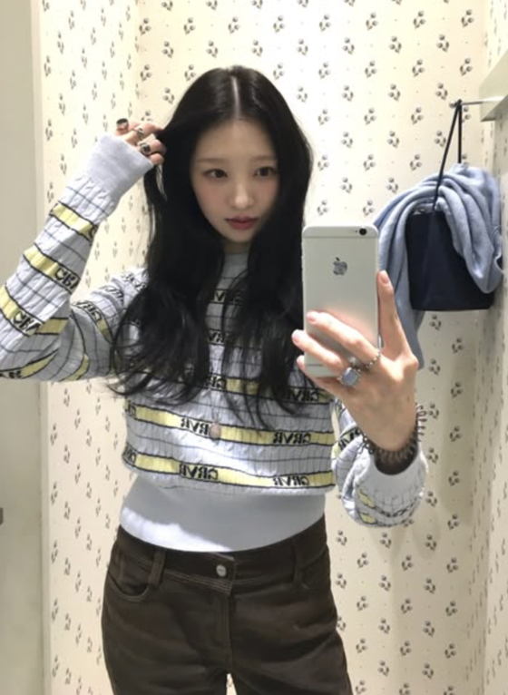 노란 수영복에 섹시한 몸매 어필하는 존예 처자