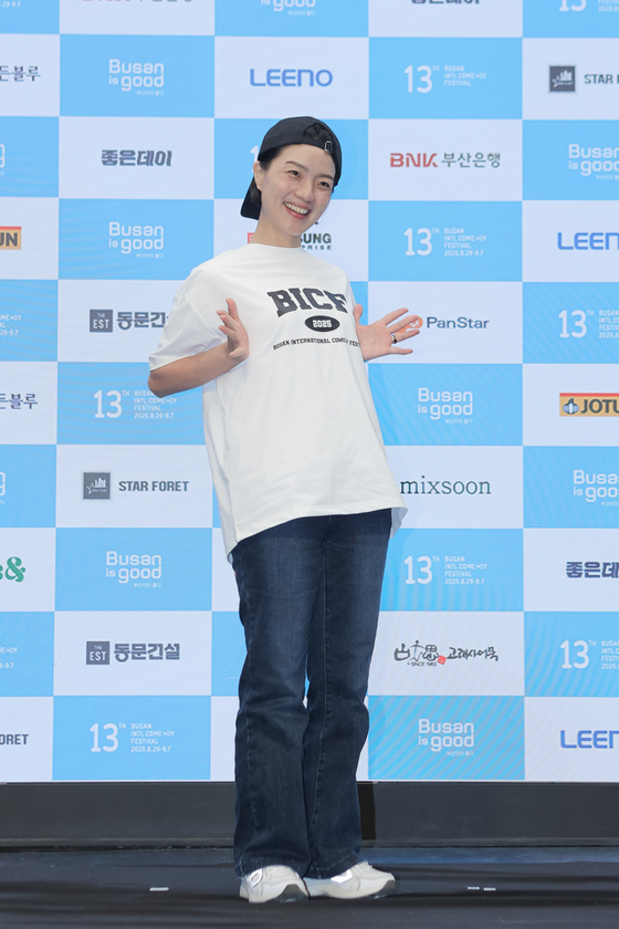 노란 수영복에 섹시한 몸매 어필하는 존예 처자