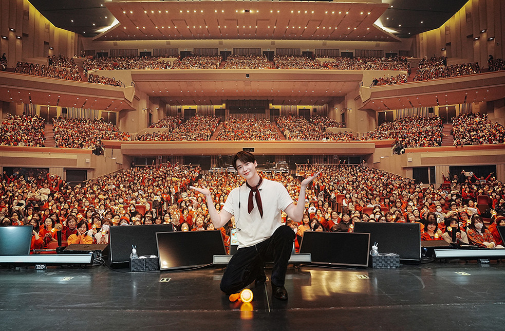 노란 수영복에 섹시한 몸매 어필하는 존예 처자