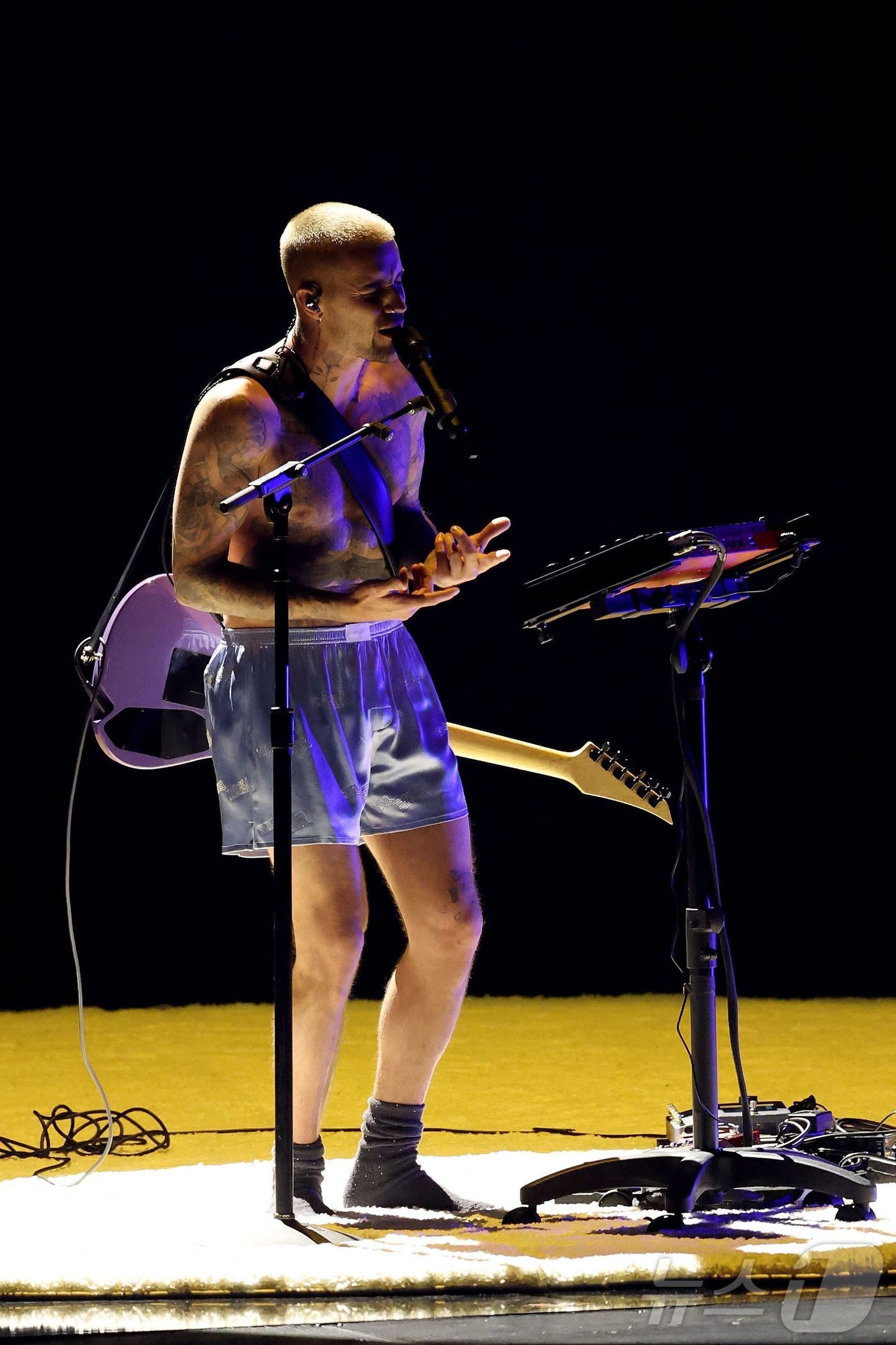 노란 수영복에 섹시한 몸매 어필하는 존예 처자