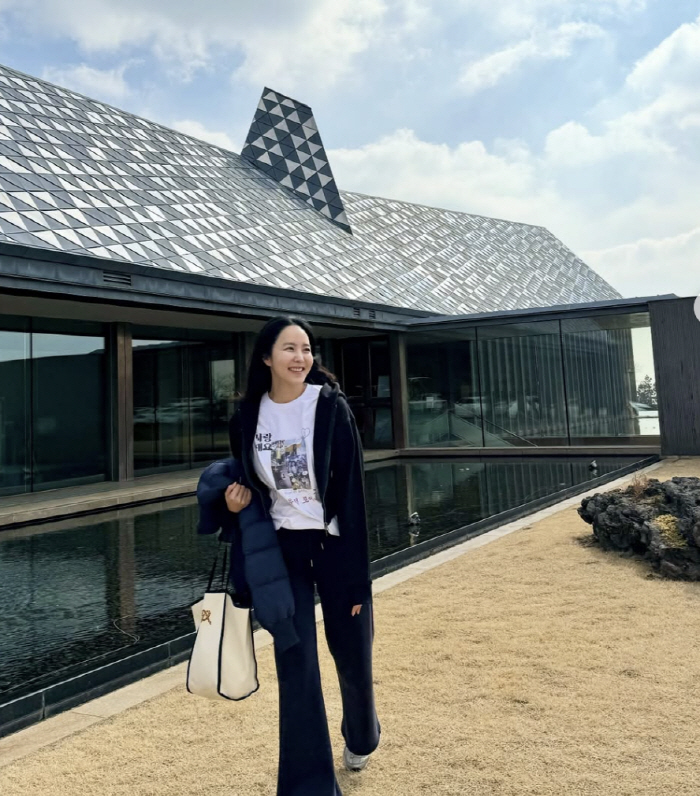 노란 수영복에 섹시한 몸매 어필하는 존예 처자