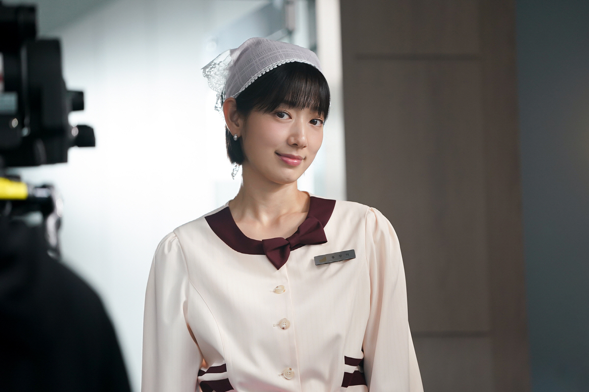 노란 수영복에 섹시한 몸매 어필하는 존예 처자