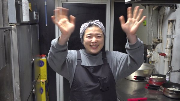 노란 수영복에 섹시한 몸매 어필하는 존예 처자