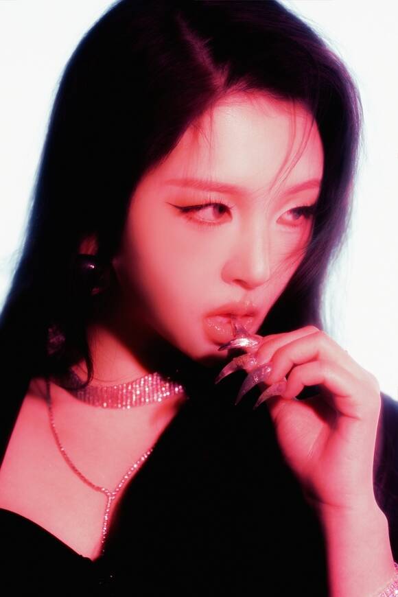 노란 수영복에 섹시한 몸매 어필하는 존예 처자