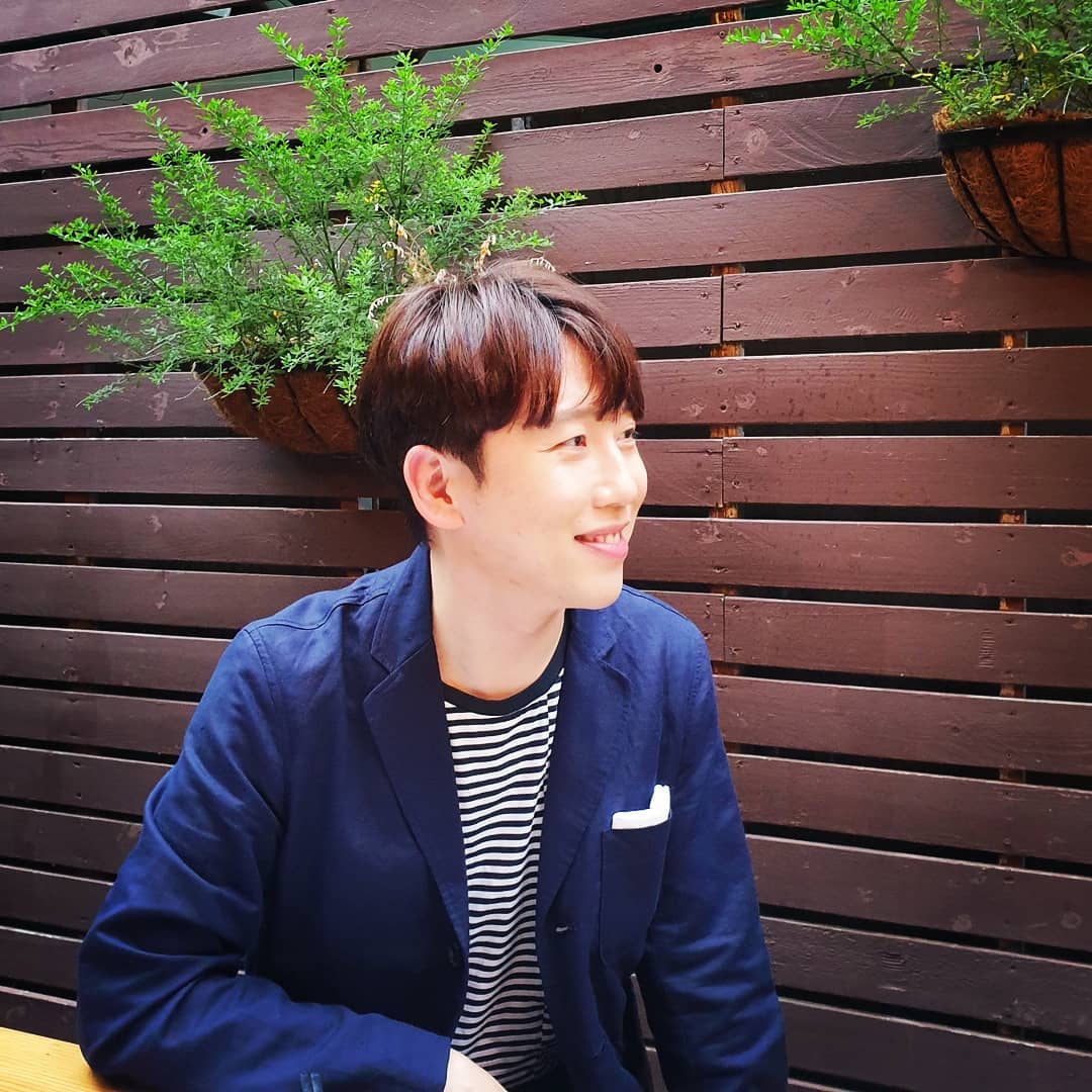 노란 수영복에 섹시한 몸매 어필하는 존예 처자