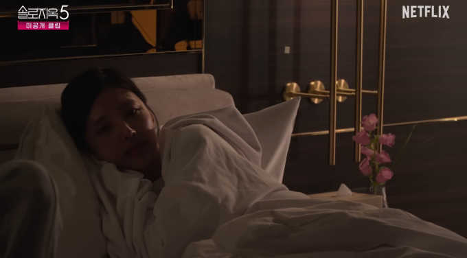 노란 수영복에 섹시한 몸매 어필하는 존예 처자