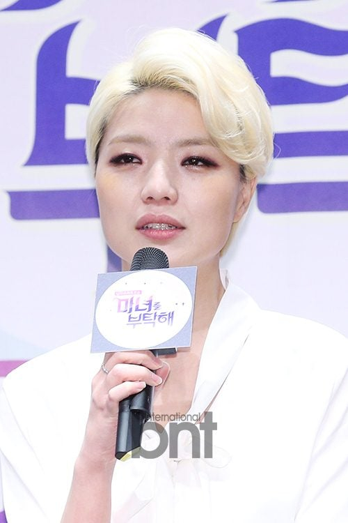 노란 수영복에 섹시한 몸매 어필하는 존예 처자