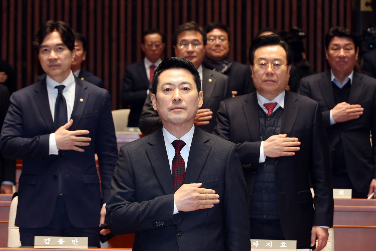 국민의힘 의원총회에 참석한 장동혁 대표와 의원들