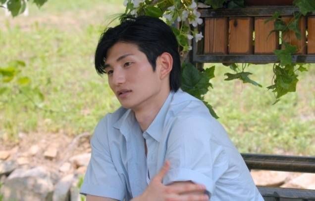 노란 수영복에 섹시한 몸매 어필하는 존예 처자