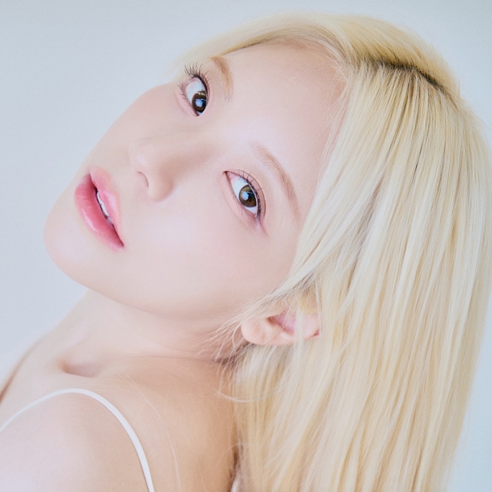 노란 수영복에 섹시한 몸매 어필하는 존예 처자