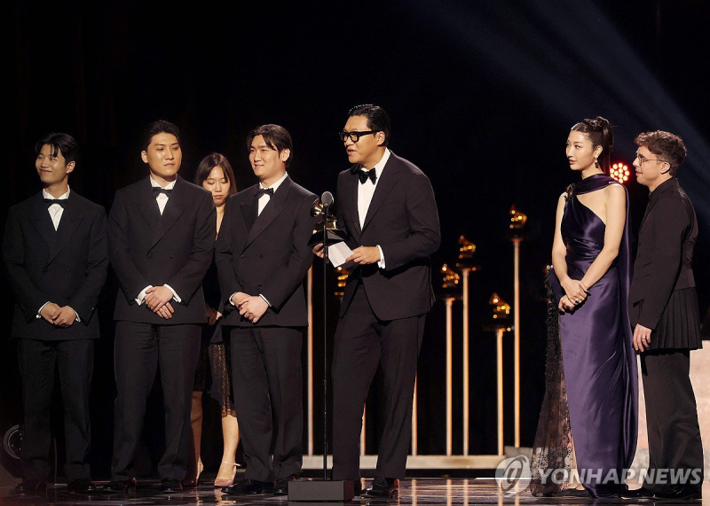 노란 수영복에 섹시한 몸매 어필하는 존예 처자