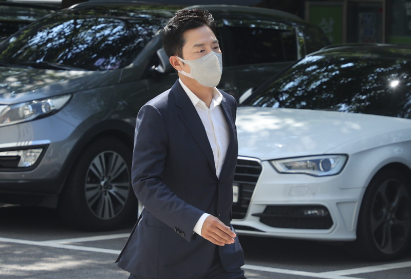 노란 수영복에 섹시한 몸매 어필하는 존예 처자