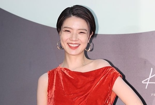 노란 수영복에 섹시한 몸매 어필하는 존예 처자