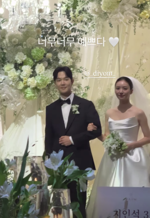 노란 수영복에 섹시한 몸매 어필하는 존예 처자