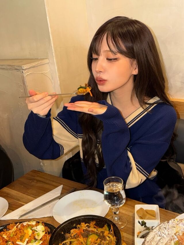 노란 수영복에 섹시한 몸매 어필하는 존예 처자