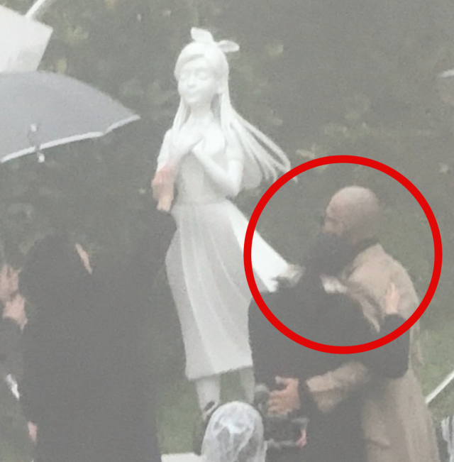 노란 수영복에 섹시한 몸매 어필하는 존예 처자