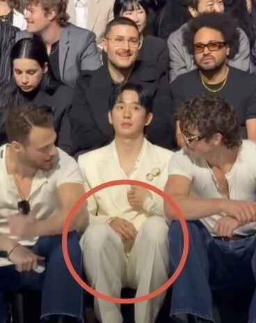 노란 수영복에 섹시한 몸매 어필하는 존예 처자