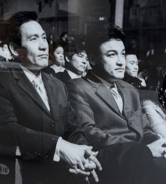 노란 수영복에 섹시한 몸매 어필하는 존예 처자