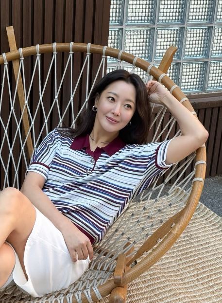 노란 수영복에 섹시한 몸매 어필하는 존예 처자