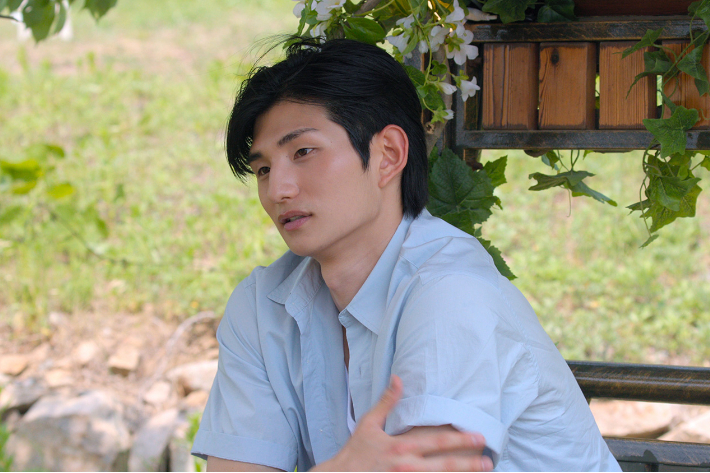 노란 수영복에 섹시한 몸매 어필하는 존예 처자