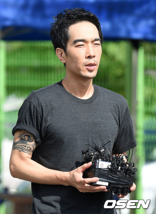 노란 수영복에 섹시한 몸매 어필하는 존예 처자