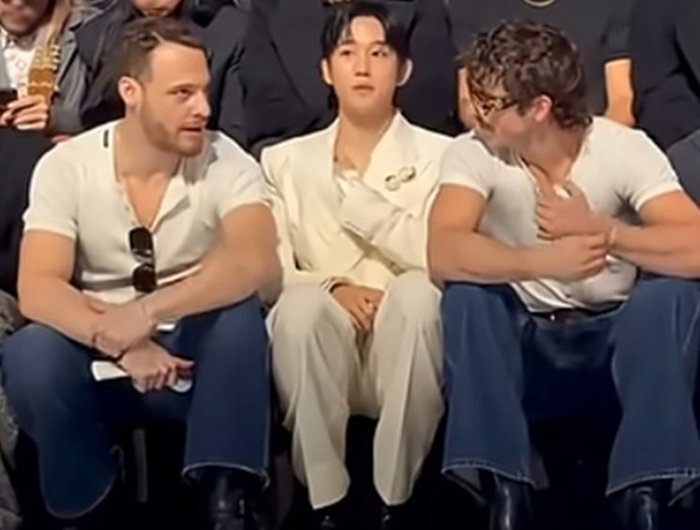 노란 수영복에 섹시한 몸매 어필하는 존예 처자