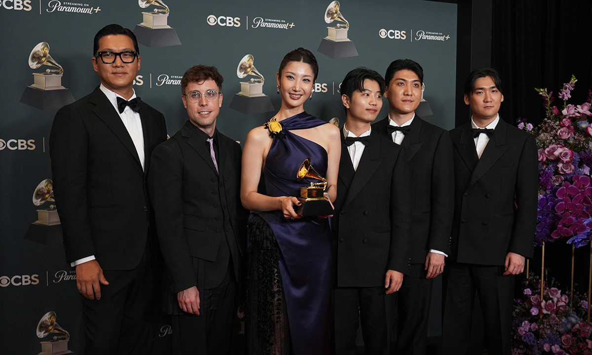 노란 수영복에 섹시한 몸매 어필하는 존예 처자