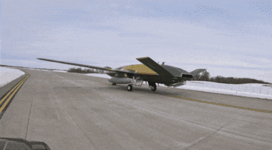 미 해군의 MQ-25A 스팅레이 공중 급유 드론이 첫 저속 활주 시험을 완료했다. 보잉 디펜스 제공