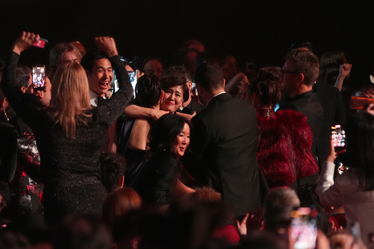 노란 수영복에 섹시한 몸매 어필하는 존예 처자