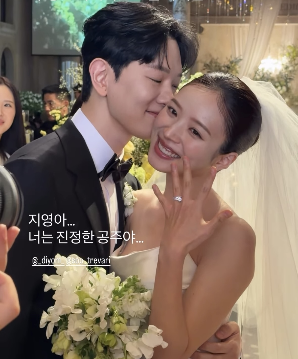 노란 수영복에 섹시한 몸매 어필하는 존예 처자