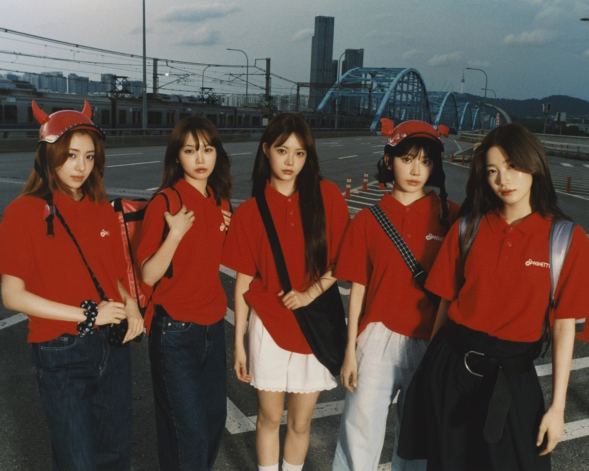 노란 수영복에 섹시한 몸매 어필하는 존예 처자