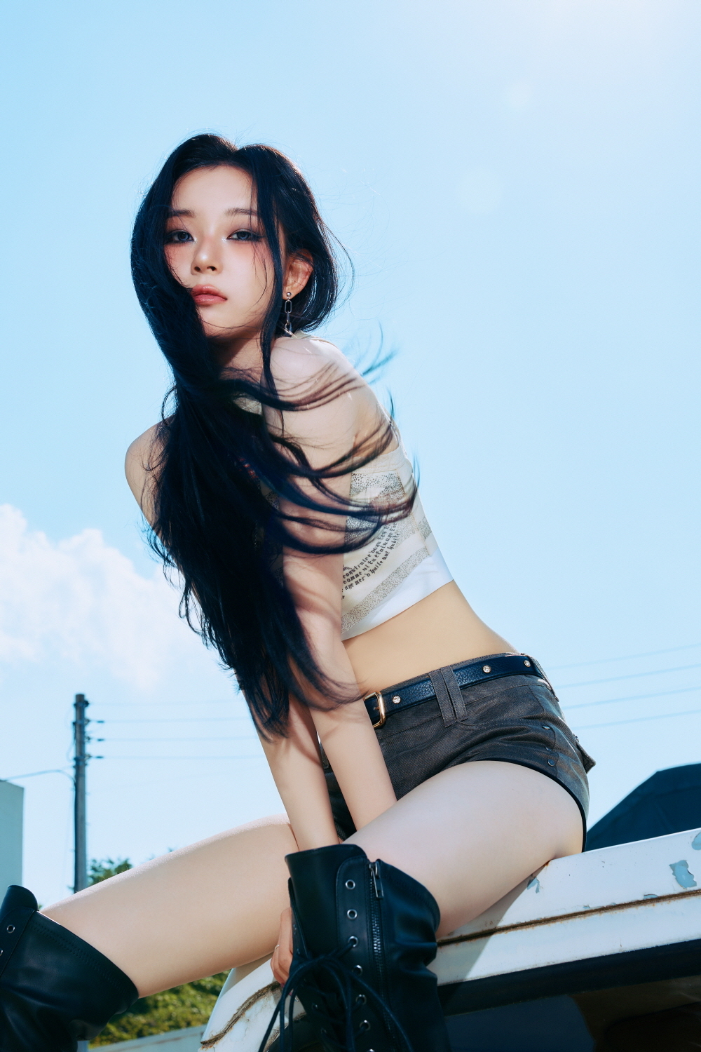 노란 수영복에 섹시한 몸매 어필하는 존예 처자