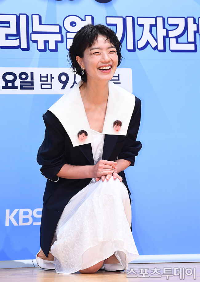 노란 수영복에 섹시한 몸매 어필하는 존예 처자