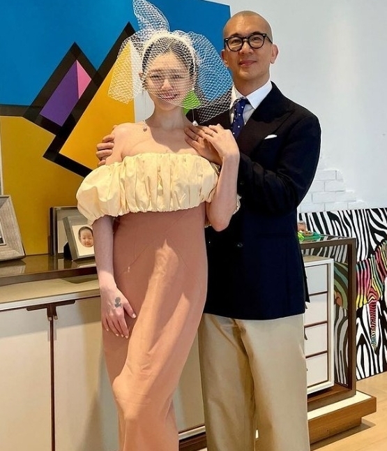 노란 수영복에 섹시한 몸매 어필하는 존예 처자