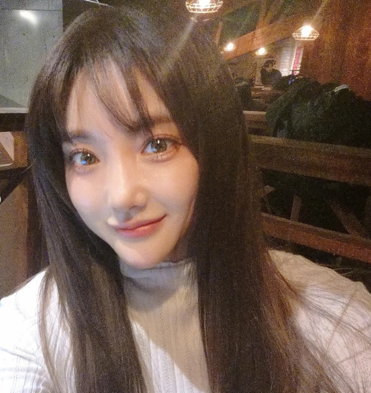 노란 수영복에 섹시한 몸매 어필하는 존예 처자