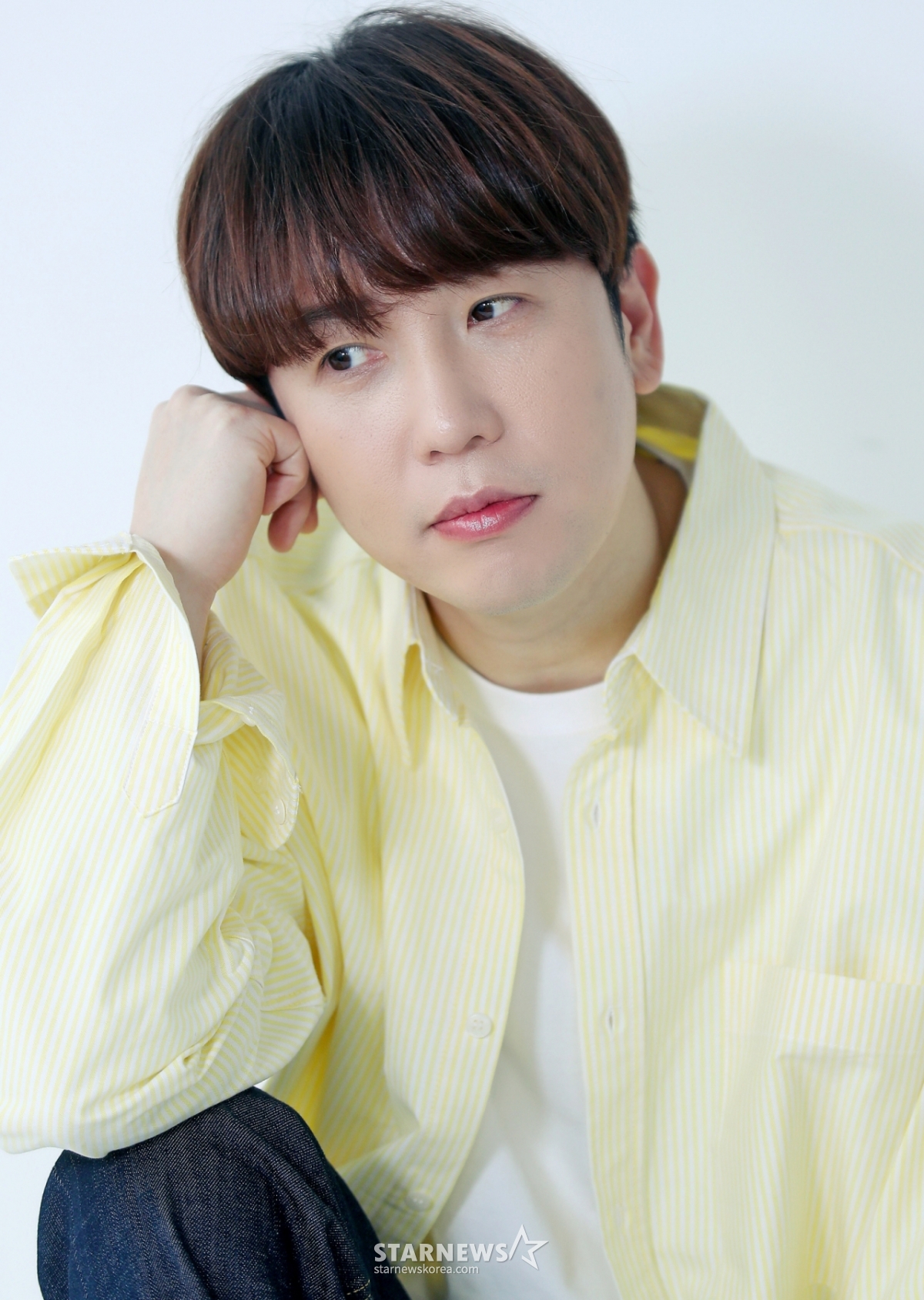 노란 수영복에 섹시한 몸매 어필하는 존예 처자