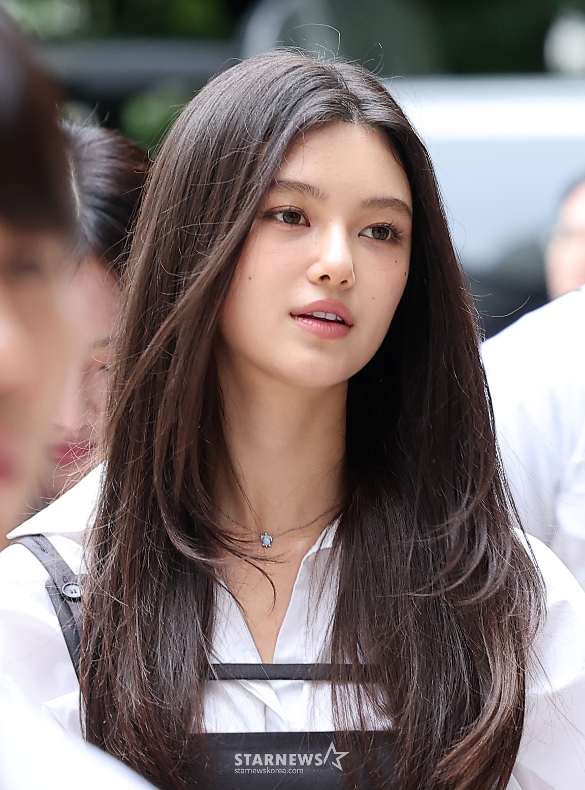 노란 수영복에 섹시한 몸매 어필하는 존예 처자